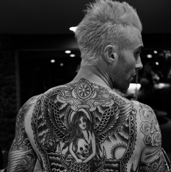 Адам Левин закончил свою татуировку на спине
